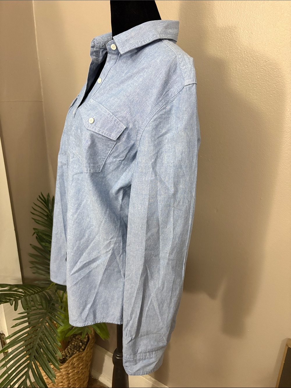 J McLaughlin Light Blue Button-Down Chambray Shirt women’s size medium - Picture 3 of 10